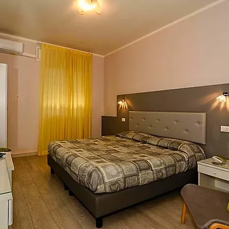City Hotel מלון