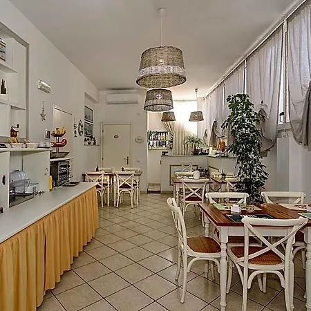 City Hotel מלון