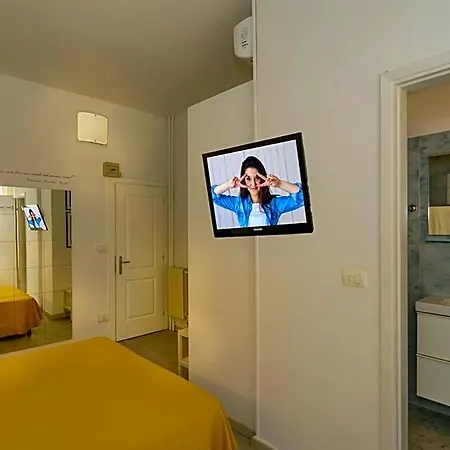 City Hotel מלון 3*