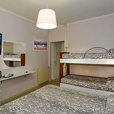 City Hotel מלון